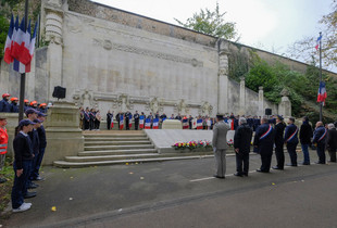 Commémoration devant un monument aux Morts