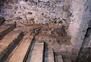 Escalier menant à la crypte de la collégiale Saint-André